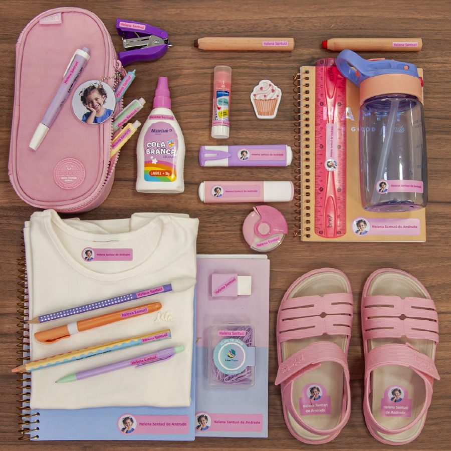 Kit Colégio com foto aplicado em caderno, garrafinha, lápis, uniforme e calçado