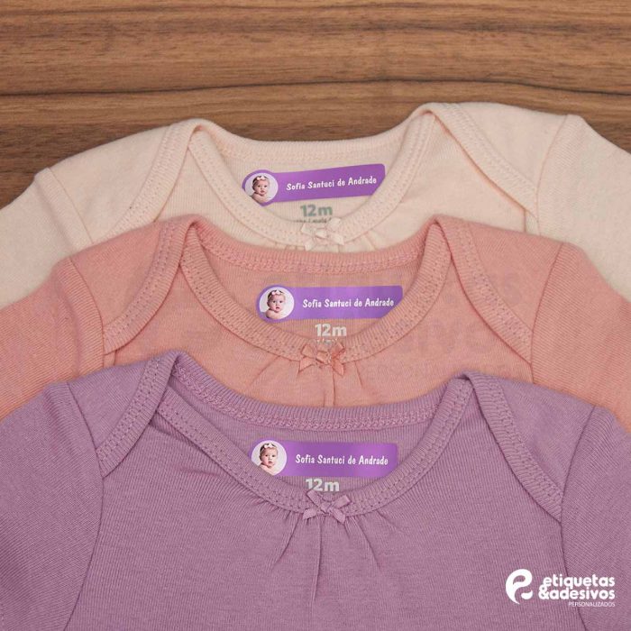 Uniforme escolar com etiqueta termocolante